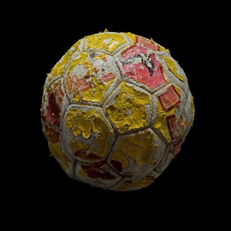 Mandy Baker: Óceánból kifogott focilabda, lensculture.com