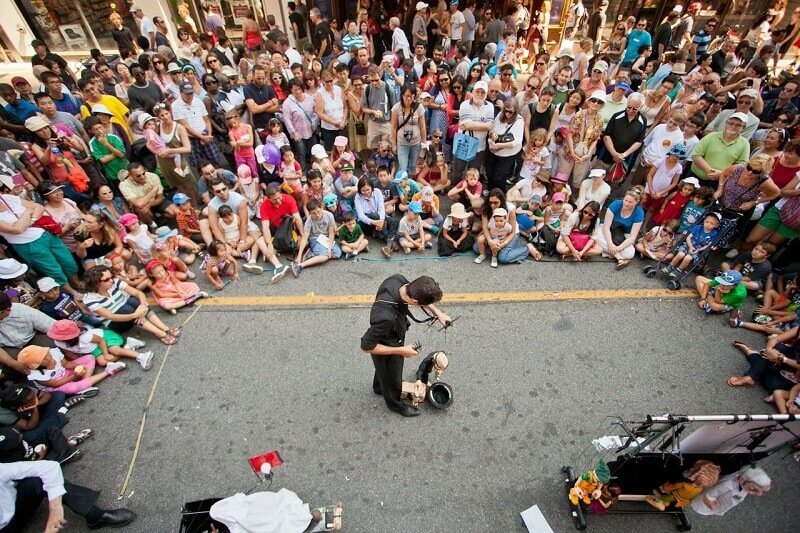 torontobuskerfest.com
