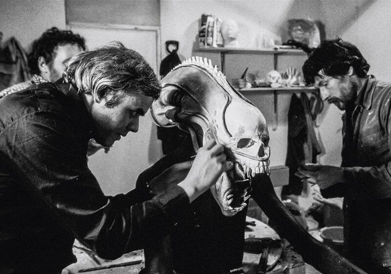 H. R. Giger, az Alien – A nyolcadik utas: a Halál (1979) című film látványtervezője munka közben, avpgalaxy.net 