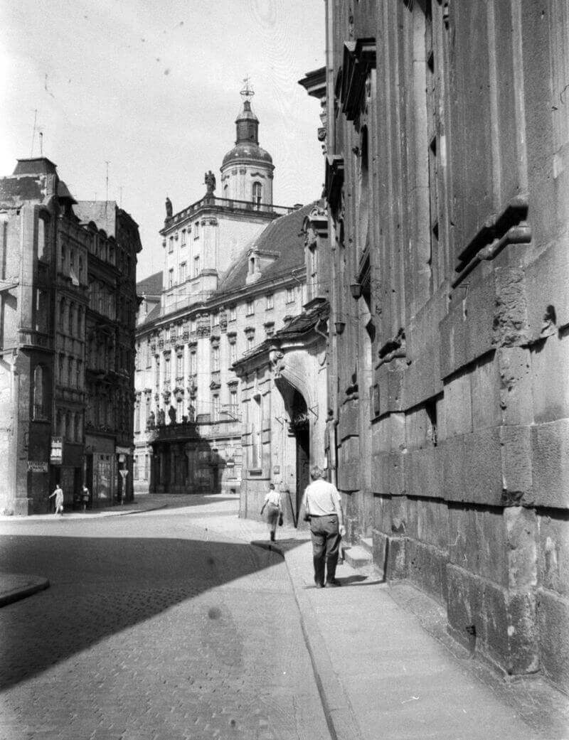 Wrocław, Plac Uniwersytecki, szemben az egyetem épülete (Leopoldinum), 1964. Képszám: 31660. Adományozó: Beyer Norbert. fortepan.hu 