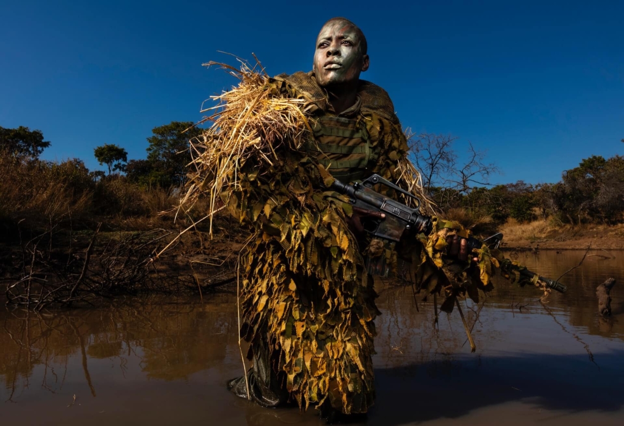 LÁP-ASSZONY KEZÉBEN