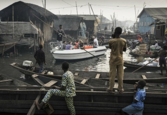 LAGÚNAVÁROS LAGOS MELLETT