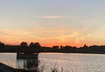 ELTŰNŐ-FELTŰNŐ VIZEK NYOMÁBAN