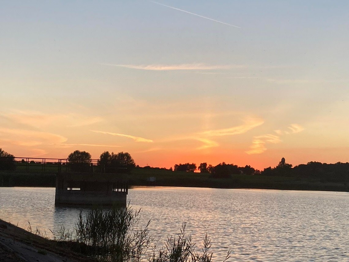 ELTŰNŐ-FELTŰNŐ VIZEK NYOMÁBAN