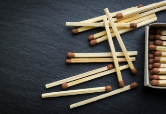 GYUFÁK, CIGARETTÁK, TÜKRÖK