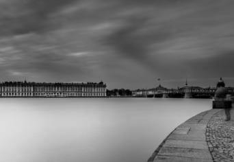 SIRÁLYOK A NÉVA PARTJÁN