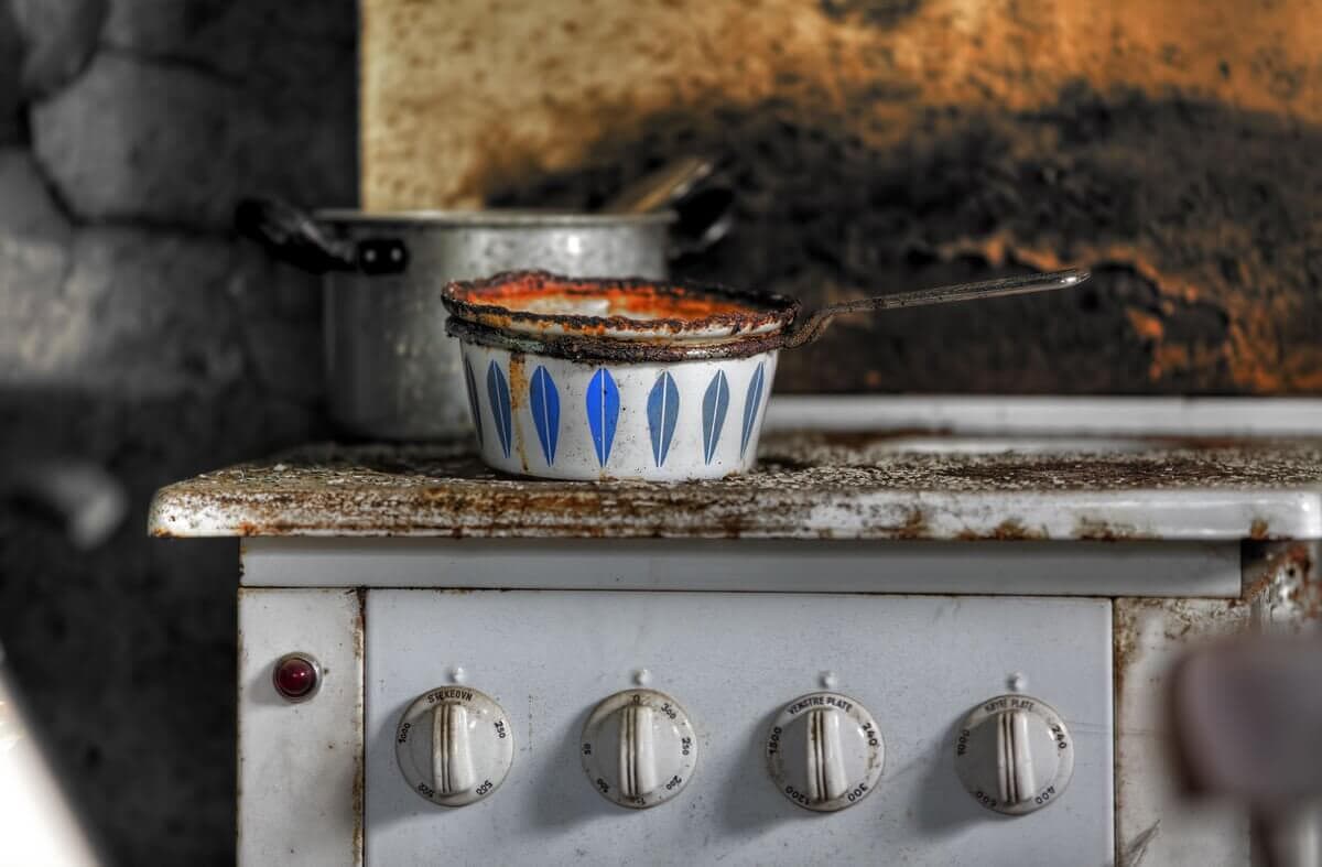 KILÓG A VILÁG BELE