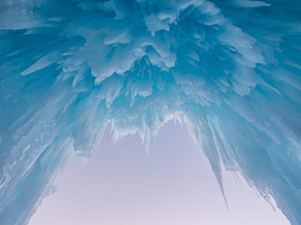 A MAGÁNY ÉS A MISZTÉRIUM GOMOLYGÁSA