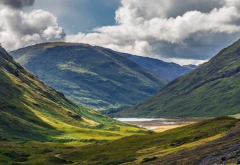 A HEGYTETŐN SZÉTNÉZ