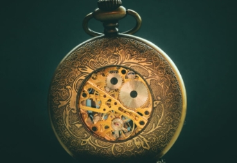 AZ IDŐ TAGADHATATLAN SZEMÉLYESSÉGE