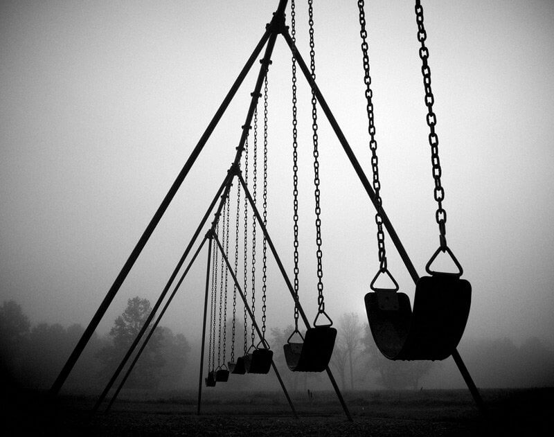 MELYBEN ÖNMAGÁT ELŐBB RÉSZEGHEZ, MAJD HINTÁN ÜLŐHÖZ HASONLÍTJA