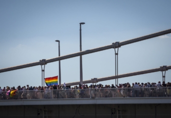 A MEGFENYEGETETT BÜSZKESÉG