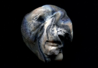 FOTELOMBAN EGY KÖNYVVEL