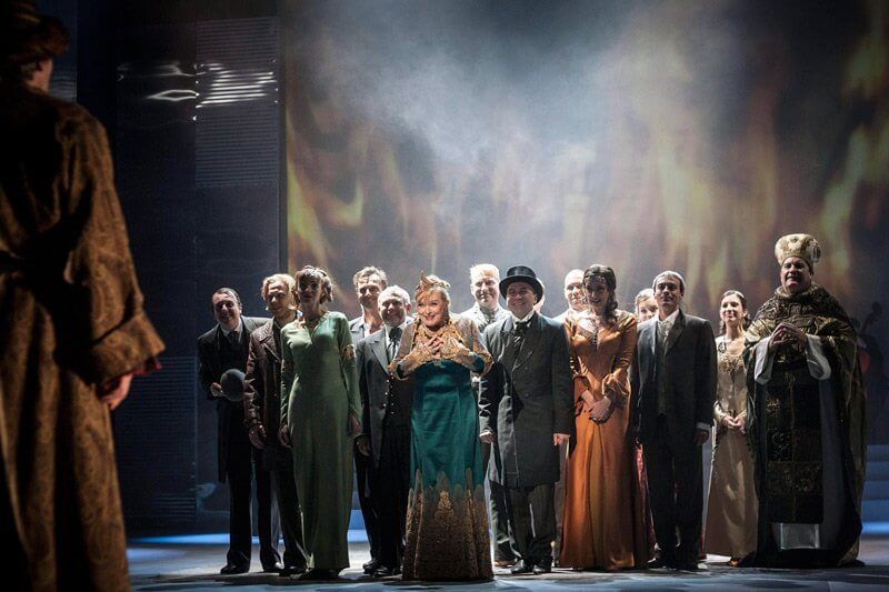 EGY ÍRÁSTUDÓ ÁRULÁSA