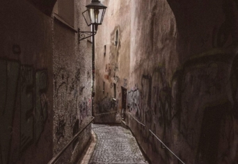 SZŰK JÁRDÁN A VÁROSBAN