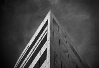 HUSZONNÉGY EMELETES