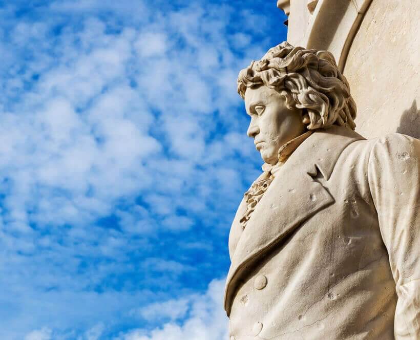 EGYEMELETNYI FÖLÉNY