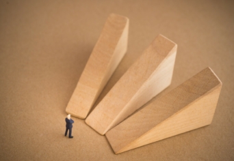 KÉTSÉGEK DICSÉRETE