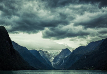 A HÜPPÖGŐ NIKÉ, AVAGY IZLAND FELETT SÁPADT AZ ÉG