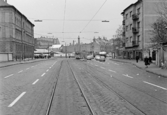 EGY LEHEL ÚTI ABLAKBAN 