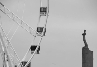 BÖLCSESSÉG ÉS AZONOSULÁS