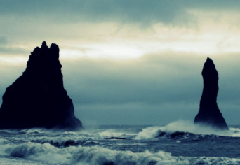 VESZÉLYESEN GYÖNYÖRŰ