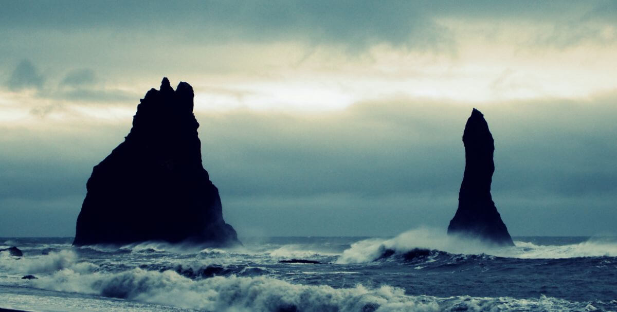 VESZÉLYESEN GYÖNYÖRŰ