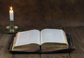 SZINDBÁD PAPNAK ÁLLT