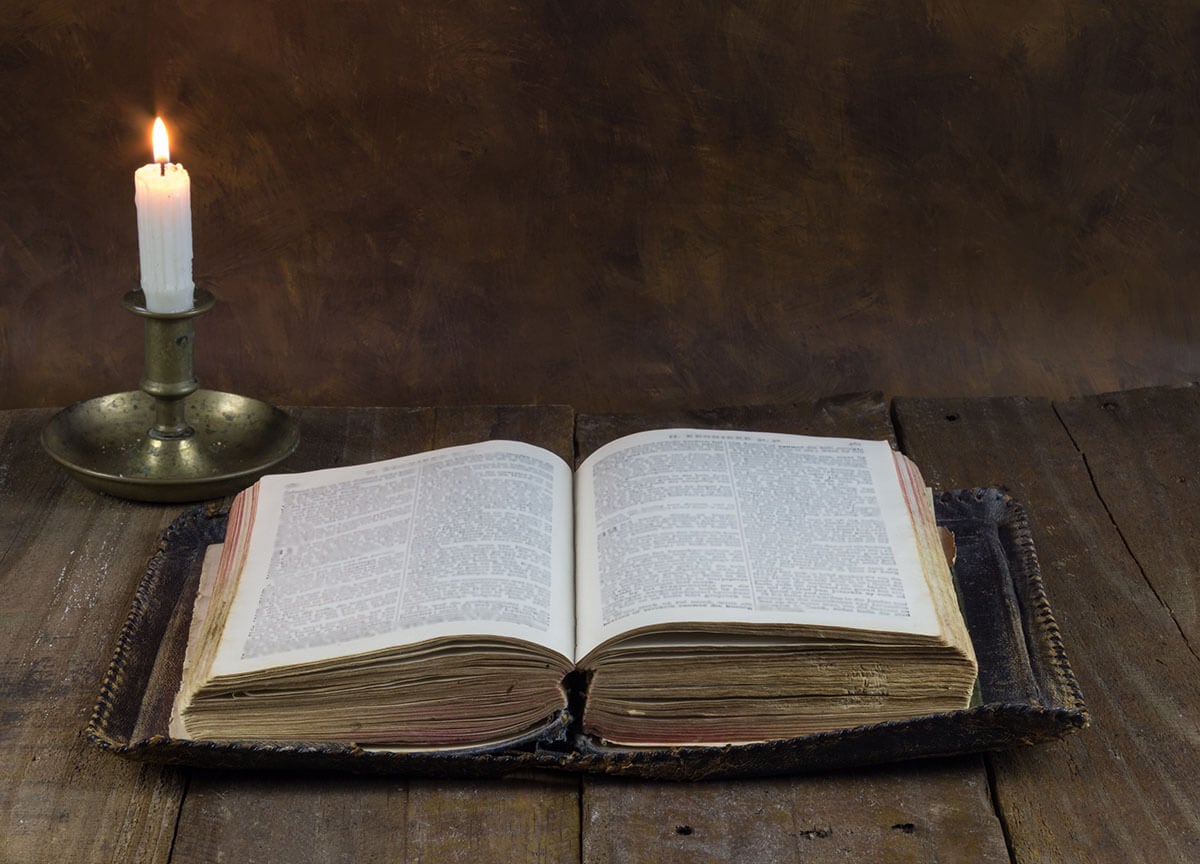 SZINDBÁD PAPNAK ÁLLT