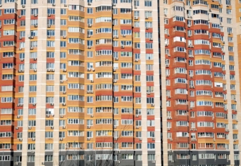 [AZ ABLAKUNK ALATT MÉG SOK-SOK ABLAK VAN.]