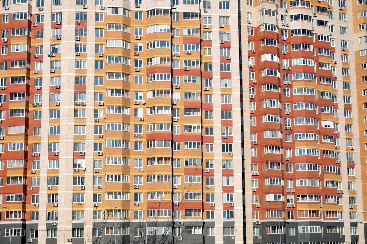 [AZ ABLAKUNK ALATT MÉG SOK-SOK ABLAK VAN.]