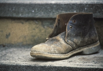 EZER LÁBÁN ÚTJÁRA ERED