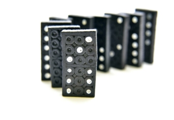 A DOMINÓK; A KÁRTYALAPOK