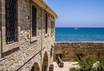 CIPRUS, ÖSSZETETT SZEMMEL