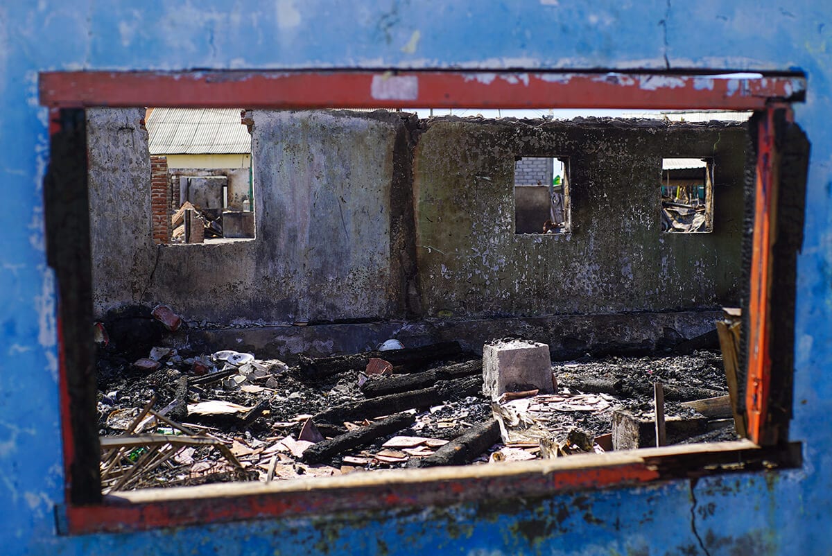 EZ ITT A FÖLDRENGÉS