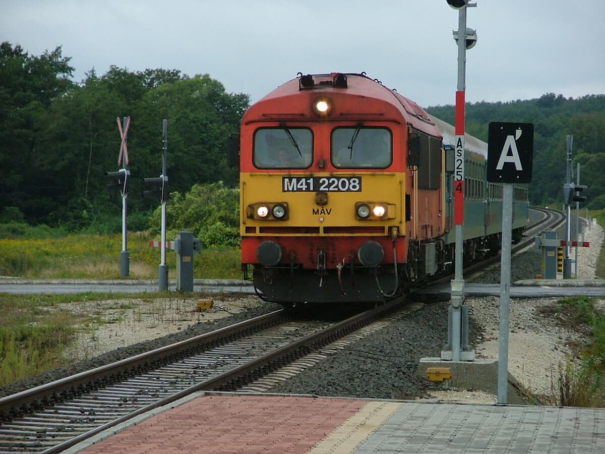 OLYAN MEGLEPŐ, HOGY MINDIG