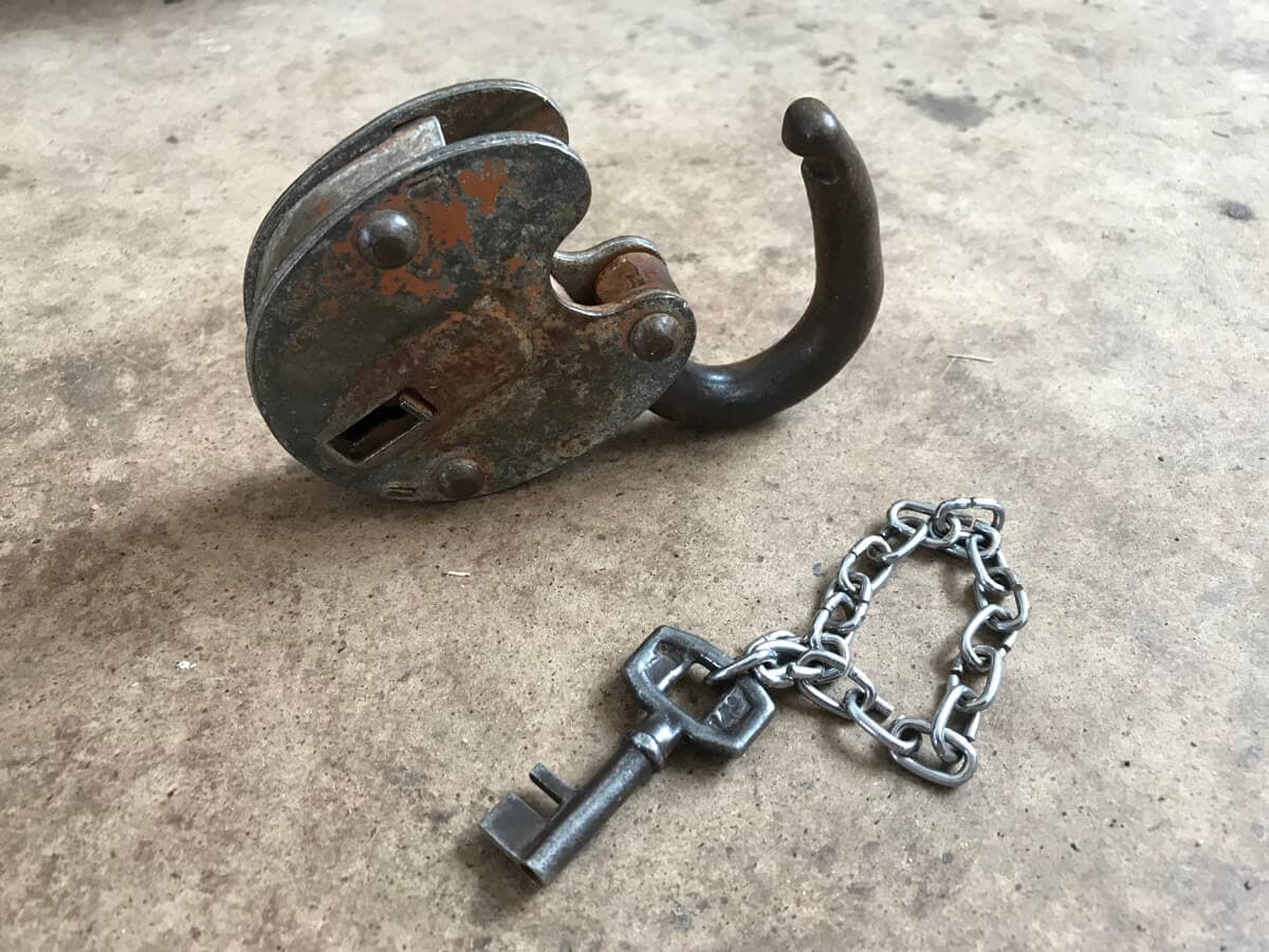 AZ ÖREG, AZ URASÁG ÉS A FIÚ