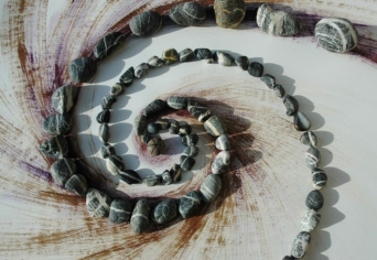 KÖVEK KÖZTI GYERMEK