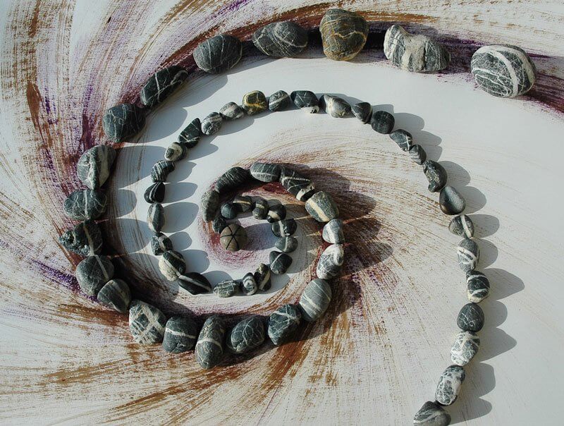 KÖVEK KÖZTI GYERMEK