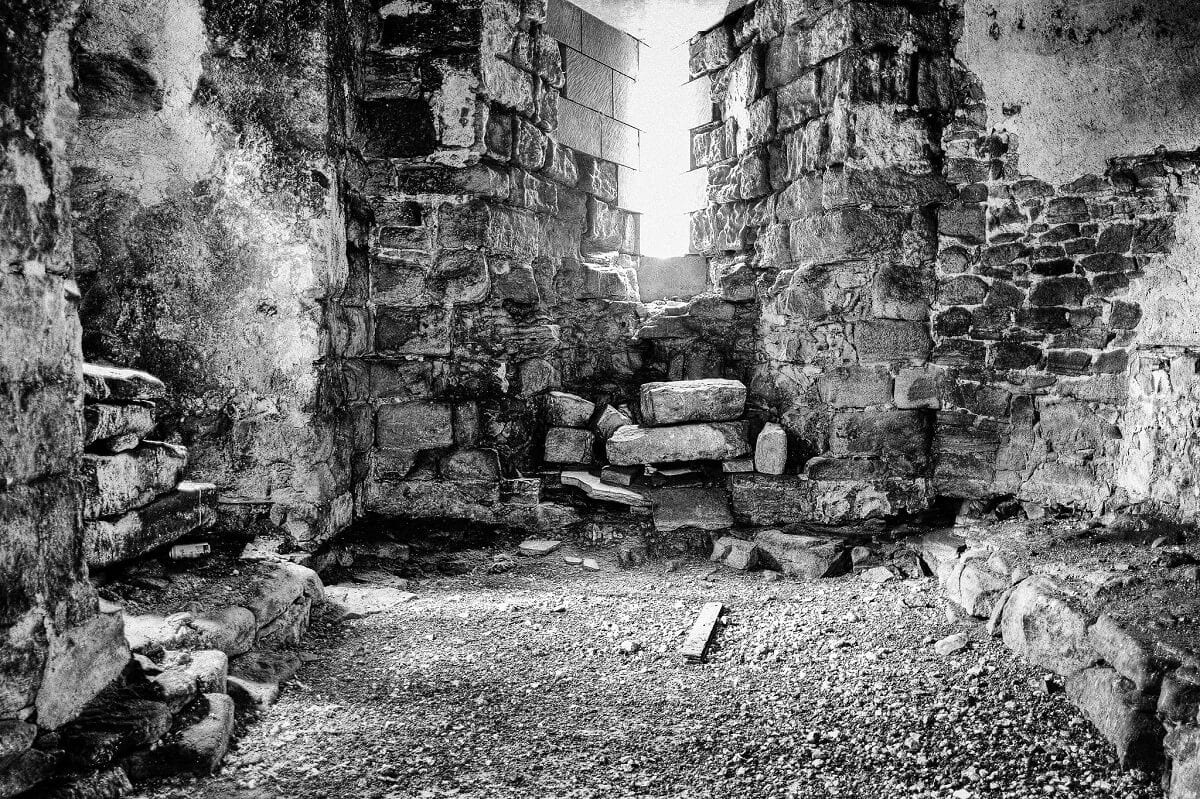 A FALAK DIALEKTIKÁJA – AVAGY RÖVID SÉTA A SZABADSÁG „HATVANNYOLCAS” LABIRINTUSÁBAN