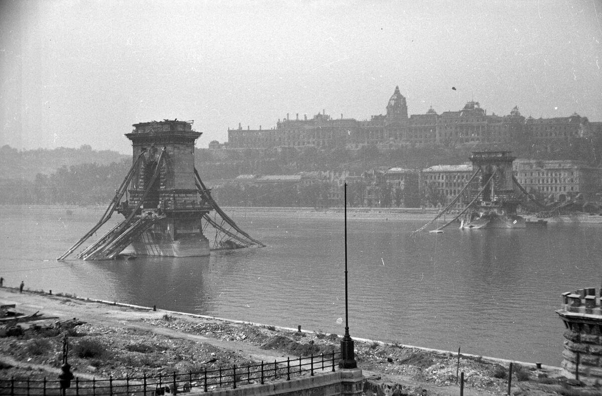 A SZÁRNYASZEGETT LÁNCHÍDNÁL