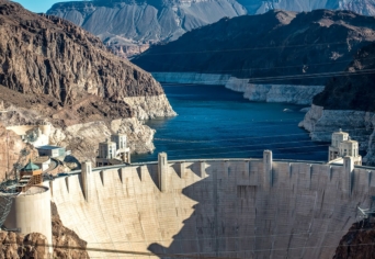 NAGY GÁTAK ÁRNYÉKÁBAN