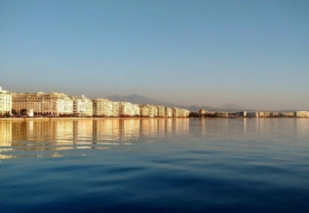 A VÁROS ARCA A TENGER FELŐL