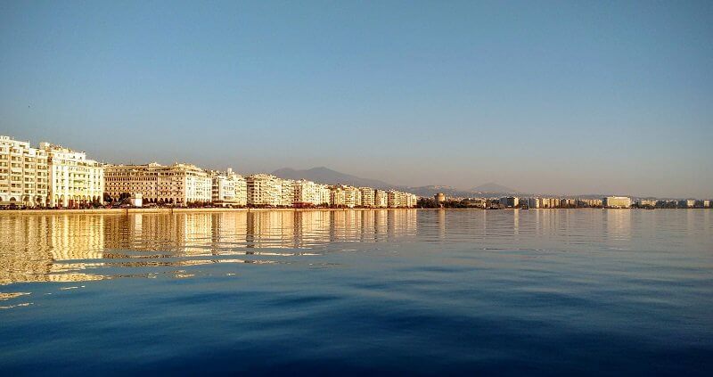 A VÁROS ARCA A TENGER FELŐL
