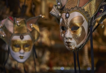 ARCOK ÉS ÁLARCOK – KARNEVÁL