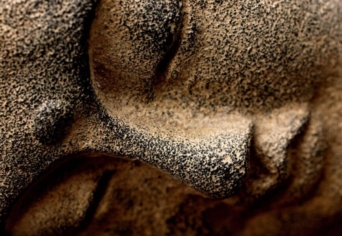 A BUDDHA-FÜRDETÉS IDÉN ELMARAD