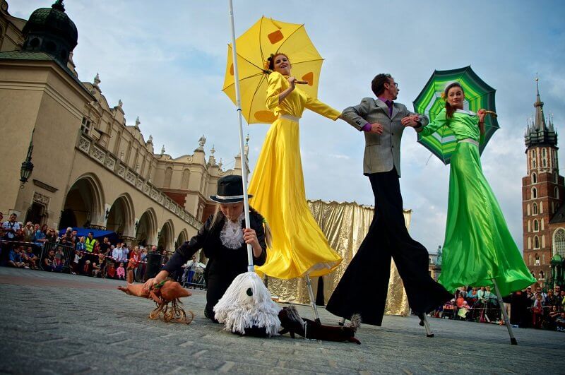 SZÍNHÁZ AZ EGÉSZ UTCA…