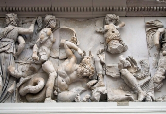 HÉRÓK ÉS HÓDÍTÓK