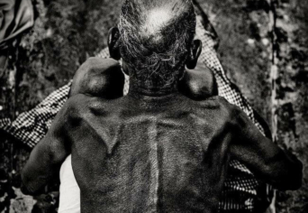 „KÉT LÉPÉSSEL MAGAM MÖGÖTT”