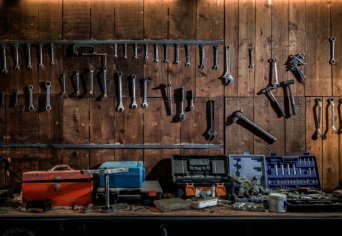 AZ ELHAGYOTT BARKÁCSBOLT